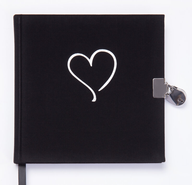 Dagbok m. hänglås. Design för lite äldre tjejer eller unga damer.